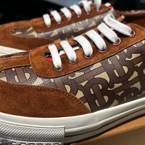 Burberry perfect like new - Picture 10 of 16